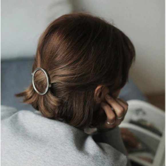 "Ring Around the Rosy" Minimalist Circle Clip - Picture 9 of 15